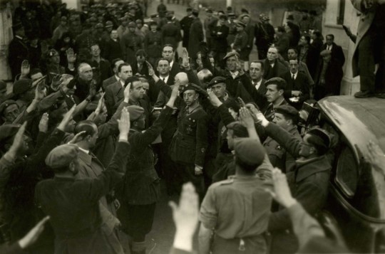 Salut des troupes nationalistes au Perthus, 10 février 1939
