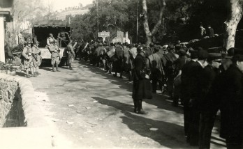 Passage des volontaires des brigades internationales au poste frontière du Perthus en février 1939