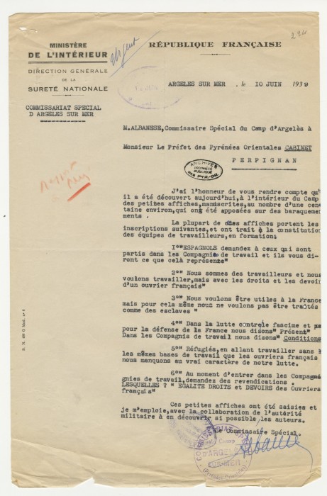 Rapport du 10 juin 1939 du Commissaire spécial du Camp d’Argelès-sur-Mer au Préfet des Pyrénées-Orientales sur la découverte d'affiches de travailleurs étrangers demandant les mêmes conditions de travail que les travailleurs français.