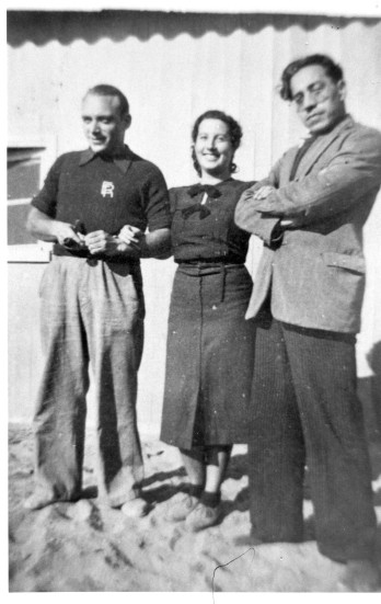 De gauche à droite : Evaristo Ribell Arnau, Rosa Laviña Carreras et José Narro Celorrio au camp d’Argelès-sur-Mer en 1940.