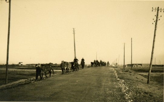 Travailleurs étrangers rentrant au camp de surveillance d’Argelès-sur-Mer, 1941.