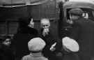 Civils devant un camion de la S.I.A (Solidarité Internationale Antifasciste), « camp de la Mauresque », Port-Vendres, février 1939.