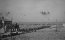 File de réfugiés se dirigeant vers la plage d’Argelès-sur-Mer. Février 1939