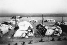 Tentes militaires servant initialement d’infirmerie du camp d’Argelès-sur-Mer sous la tramontane. 