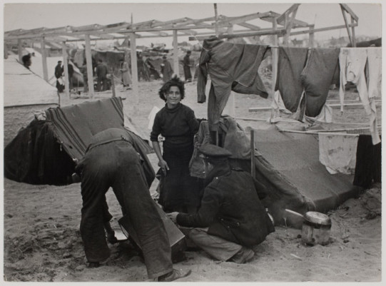 Femme et enfant au camp d’Argelès-sur-Mer en mars 1939. 