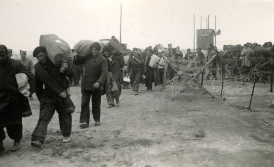Les réfugiés basques quittent le camp d’Argelès-sur-Mer pour celui de Gurs, avril 1939. 