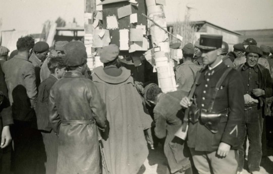 Réfugiés du camp d’Argelès-sur-Mer prennent connaissance des avis les concernant, 15 février 1939.