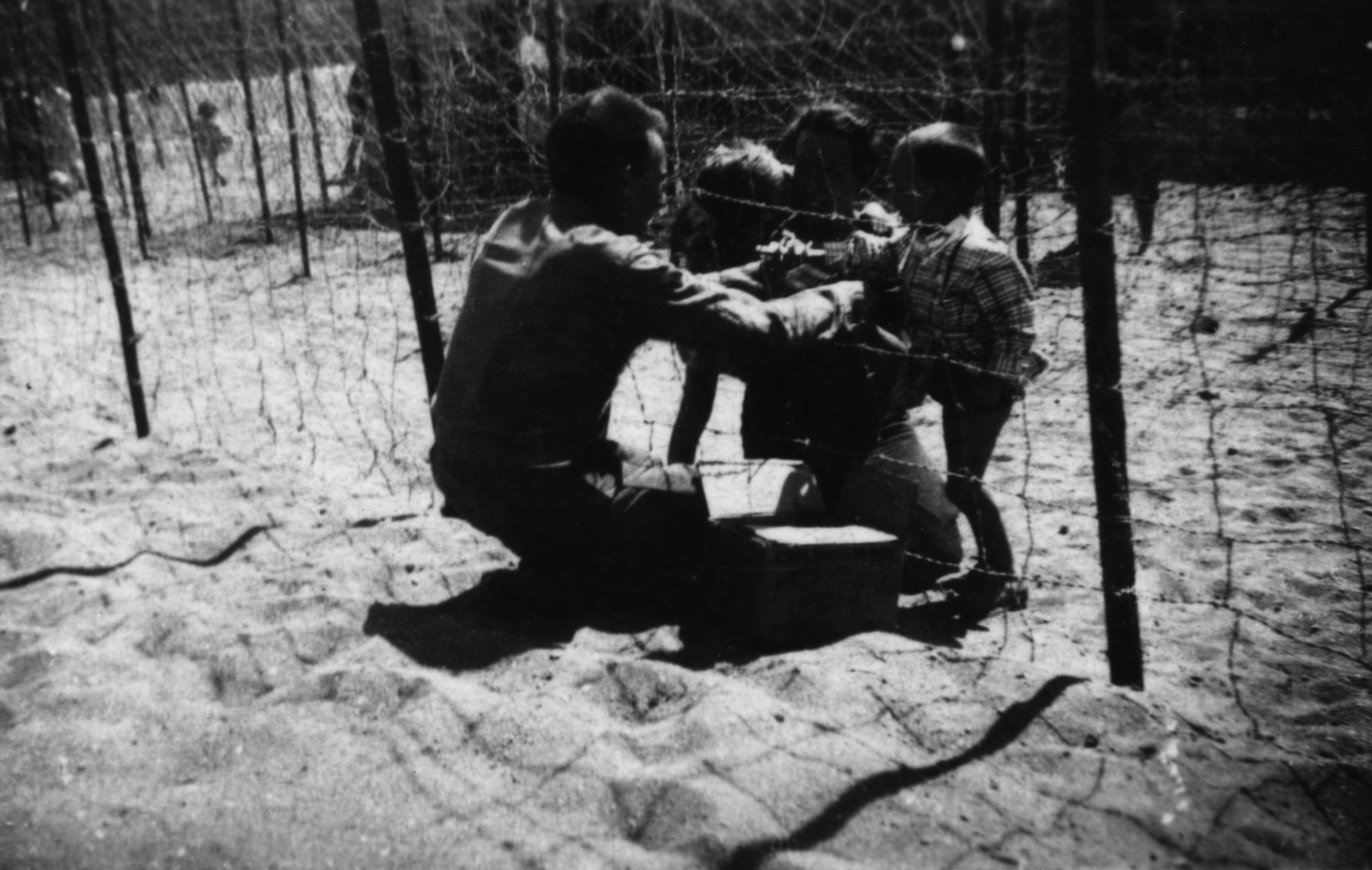  Séparation entre le camp des hommes et le camp des femmes, camp d’Argelès-sur-Mer, 1940.