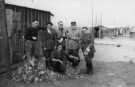 Le lieutenant Couderc (avec le képi) au camp d’Argelès-sur-Mer, décembre 1939. Fonds Couderc. Mémorial d’Argelès-sur-Mer.