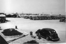 Vue générale du parc automobile avec le camp d’Argelès-sur-Mer en arrière-plan, 1940. Fonds Couderc. Mémorial d’Argelès-sur-Mer.