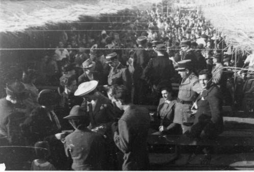 Visite des autorités françaises au camp des femmes et des enfants d’Argelès-sur-Mer, automne 1940. 