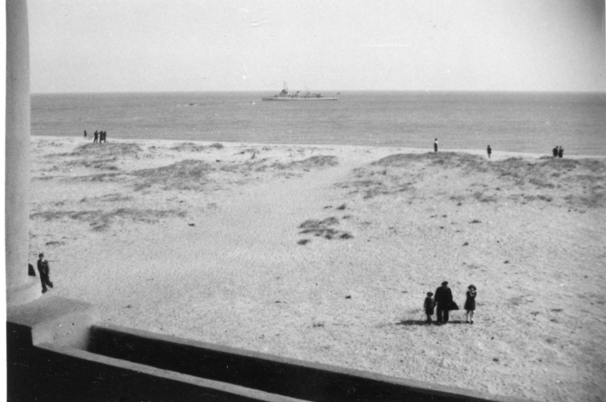  L’aviso La Glorieuse stationné devant le camp d’Argelè-sur-Mer en mars 1941.