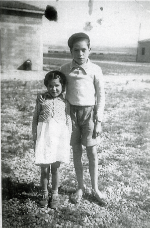 Antonio de la Fuente avec sa soeur au camp de Rivesaltes.