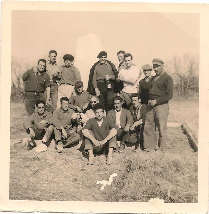 Image de 1953 montrant des réfugiés espagnols entretenant la stèle offerte par la famille Goldberg.