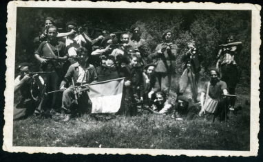 Florentino Calvo, ici avec le drapeau, au sein la 1ère compagnie FTP-MOI dans le maquis Sérandon (Corrèze) en 1944